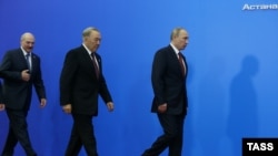 Аляксандр Лукашэнка, Нурсултан Назарбаеў і Ўладзімер Пуцін (зьлева направа) пасьля цырымоніі падпісаньня сумесных дакумэнтаў.