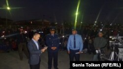 "Бұрғылау" кәсіпорынының бас акционері "Казпетродриллинг" президенті Рахмет Хайруллаев (сол жақта бірінші) прокурорлармен және жұмысшылар өкілдерімен кездескеннен соңғы жиын хаттамасын оқып тұр. Жаңаөзен, 3  қазан 2016 жыл.