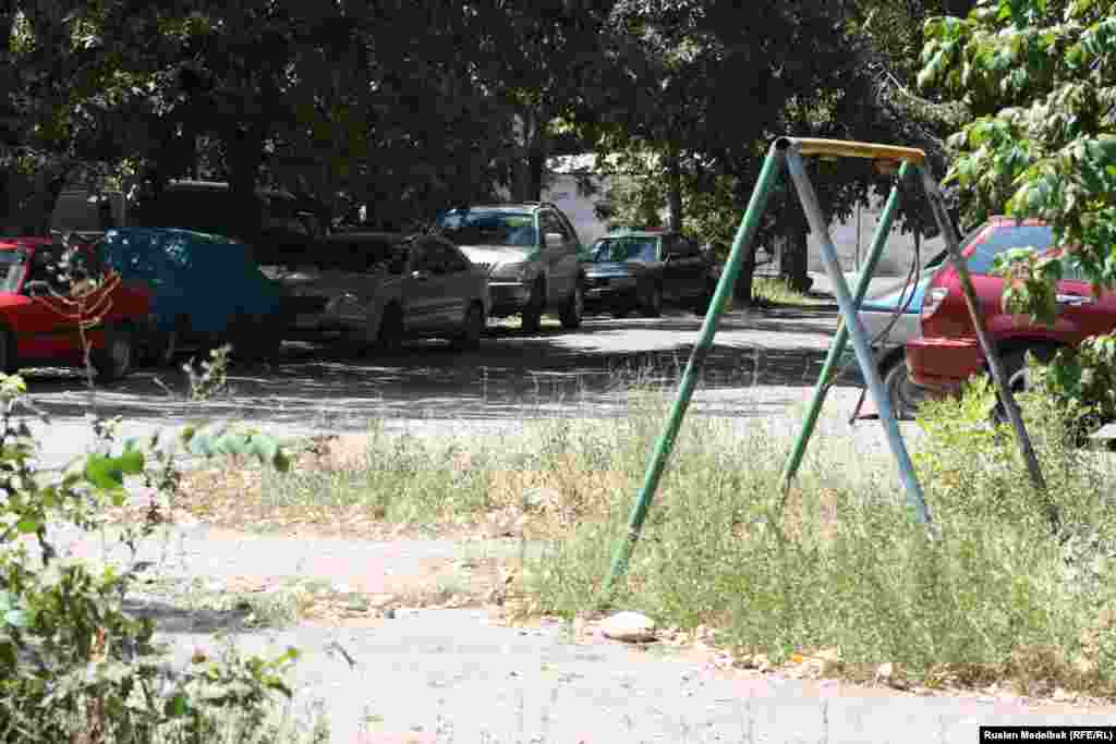 Многие дворы превращены в автостоянки. По данным городского акимата, в Алматы в комплексном ремонте нуждаются более трех с половиной тысяч дворов. Алматы, 21 августа 2013 года.