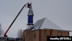 Фаиз хәзрәт ярымайны компас буенча төзәттерә