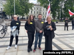 Натальля Калегава (справа) на акцыі салідарнасьці зь беларускімі палітвязьнямі ў Вільні