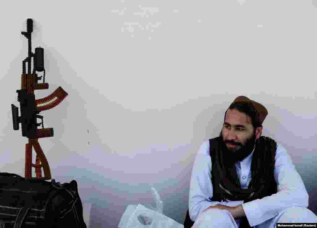 Звільнений член &laquo;Талібану&raquo; сидить біля в&rsquo;язниці &laquo;Пуль-е-Чархі&raquo;, 26 травня 2020 року. Чимало колишніх в&rsquo;язнів після звільнення були перевезені до їхніх домівок