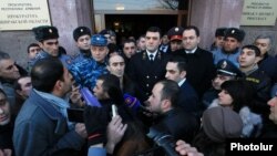 Հայաստանի գլխավոր դատախազ Գևորգ Կոստանյանը Գյումրիում դիմում է ցուցարարներին, 15-ը հունվարի, 2015թ․