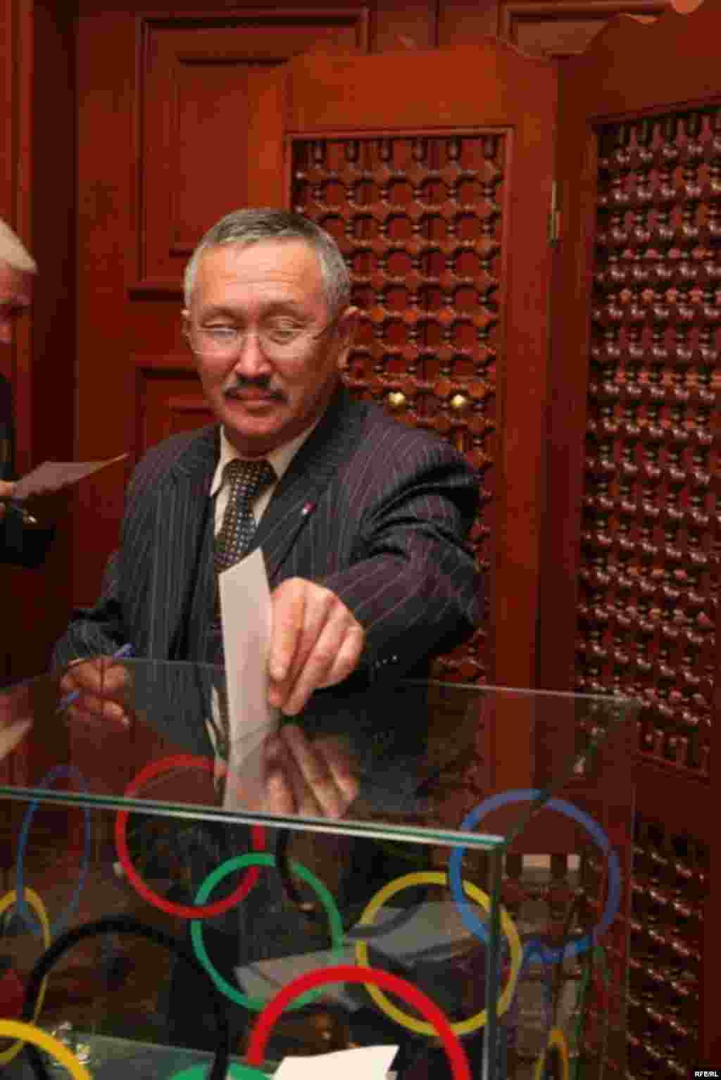 Олимпийскому чемпиону - 60 лет #14