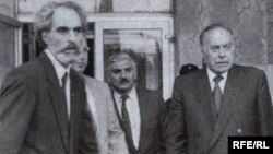 Президенты Азербайджана - Абульфас Эльчибей (слева) и Гейдар Алиев (справа), 1992