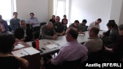 Милли оешма вәкилләре белән түгәрәк өстәл