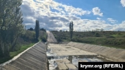 Ось прямий переклад: Обміліла річка Біюк-Карасу нижче греблі Білогірського водосховища, 20 жовтня 2025 року