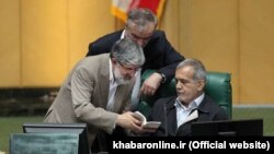 علی مطهری(چپ) و مسعود پزشکیان دو نایب رئیس مجلس
