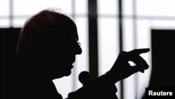 برنی سندرز سناتور ایالت ورمانت است و خود را یک سوسیالیست می‌خواند.