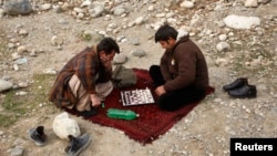 Мъже играят шах в Кабул, Афганистан, през януари 2014 г.