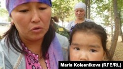 Элнура Кадырова, 20-августта окко учкан сержанттардын бири Бакыт Кадыровдун эжеси. Ак-Суу району, 22-август, 2012.