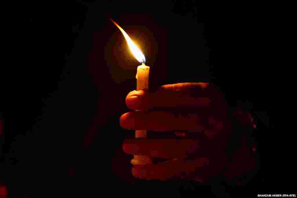 Громадська&nbsp;панахида в пам&#39;ять про жертв авіакатастрофи пасажирського Airbus A320 авіакомпанії Pakistan International Airlines в Карачі, в результаті якої загинули 97 осіб (epa-EFE/Shahzaib Akber)&nbsp;