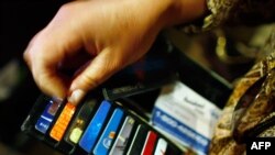 Пластик карточкалар энди пенсионерларнинг ҳам бошоғрига айланадиганга ўхшайди.