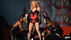 مدونا در حال اجرای «زندگی برای عشق»