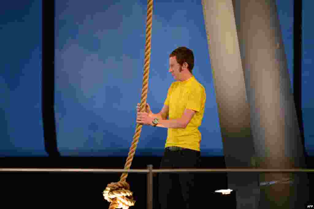 Олимпийские игры торжественно открыл трехкратный олимпийский чемпион по велоспорту Брэдли Уиггинс, ударивший в многотонный колокол