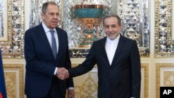 Орусия жана Ирандын тышкы иштер министрлери Сергей Лавров менен Аббас Аракчи (архивдик сүрөт).