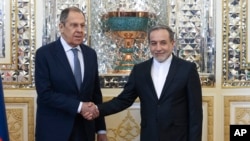 Министры иностранных дел России и Ирана Сергей Лавров (слева) и Аббас Аракчи