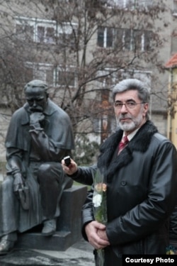 Скульптор Іван Микитюк, автор монумента Тарасові Шевченку в Будапешті, на фоні свого скульптурного творіння (фото: Ігор Шипайло та Роман Рішко)