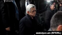 Третий президент Армении Серж Саргсян прибывает в траурный зал на панихиду по экс-директору СНБ Георгию Кутояну, Ереван, 19 января 2020 г.