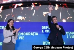 Miting în Piața Victoriei, pe 10 mai 2025, cu numele „România în lumină”, inițiat de candidatul independent la președinția României, Nicușor Dan. În fotografie: Nicușor Dan și partenera lui de viață, Mirabela Grădinaru.