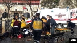 Жарылуу болгон жердеги полиция кызматкерлери жана тез жардам кызматы. 