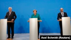 Канцлер Ангела Меркел (ортодо), социал-демократтардын лидери Мартин Шульц (оңдо) Бавариянын Христиан-социалдык партиясынын лидери Хорст Зеехофер Берлиндеги маалымат жыйынында, 7-февраль 2018-жыл.