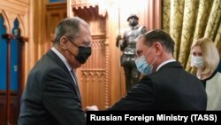 Орусиянын тышкы иштер министри Сергей Лавровдун оңчул популисттик «Германия үчүн альтернатива» партиясынын лидери Тино Крупалла менен жолугушкан учуру.