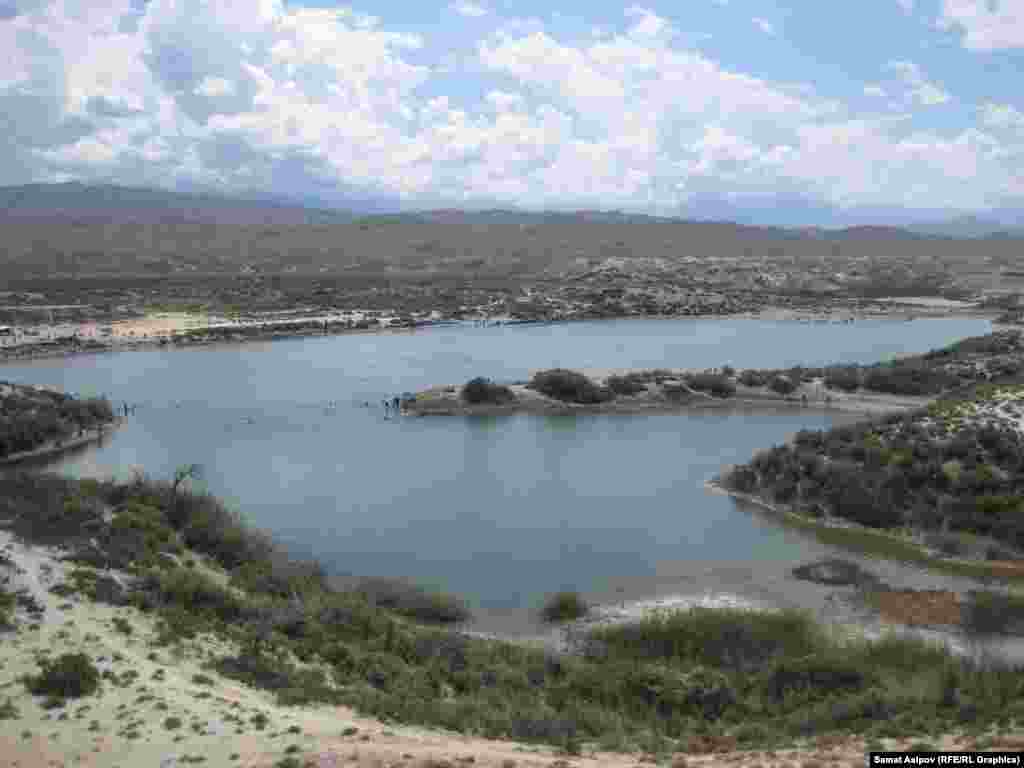 По словам специалистов, черная грязь Соленого озера помогает вылечить кожные заболевания, бронхит и астму. &nbsp;