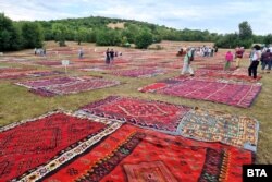Посетители разглеждат килимите на „Иглика килим фест“