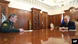 Президент России Владимир Путин и начальник Генштаба ВС РФ Валерий Герасимов во время встречи в Кремле. Москва, 19 апреля 2025 года