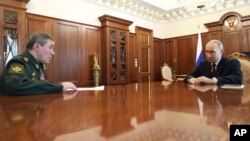 Володимир Путін слухає доповідь начальника Генштабу Росії генерала Валерія Герасимова про удари по Україні. Москва, 19 квітня 2025 року