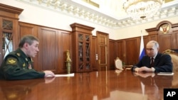 Прэыдэнт Расеі Ўладзімір Пуцін (справа) размаўляе з начальнікам Генэральнага штаба Расеі генэралам Валерыем Герасімавым падчас сустрэчы ў Крамлі ў Маскве, 19 красавіка 2025