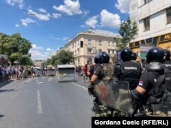 Policija uklanja barikadu u Zemunu, 30. jun 2025.