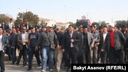 Качыбек Ташиев баштаган митингчилер Ак үйдү көздөй келатат. 3-октябрь, 2012-жыл.