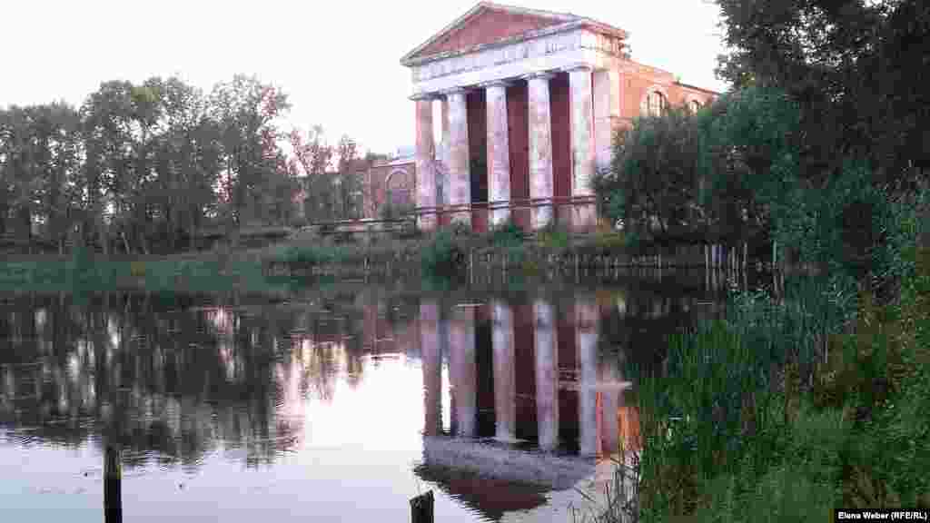 Из Вичуги &ndash; маленького провинциального города с 37-тысячным населением - можно без проблем добраться до других городов Золотого кольца. Делать это лучше всего на машине. Но есть один минус - Вичуга построена на болоте, из-за чего здесь постоянно влажный воздух, много комаров и разной мошкары. До 2010 года город имел статус исторического поселения. Вичуга является местом зарождения в 19-м веке крупных купеческо-промышленных династий (вичугских фабрикантов). На этом фото - ткацкая фабрика. &laquo;Раньше на наши фабрики для заработка съезжались девушки со всего бывшего Советского Союза. Многие оставались здесь жить, создавали семьи. Сейчас на некогда всемирно известных фабриках открываются какие-то частные цеха. О былом напоминают лишь громоздкие здания фабрик&raquo;, - рассказал Александр, один из старожилов Вичуги.