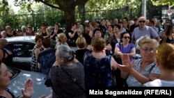 Акционеры полагают, что прокуратура так и не смогла найти виновных и, испугавшись давления пострадавших, решила «задобрить» их таким образом