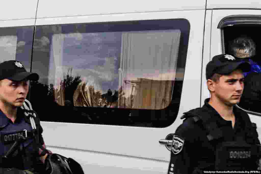 Деякі учасники і учасниці #KyivPride2019 прибули на територію проведення заходу організовано в міктоавтобусах. Як пояснили організатори, задля гарантування їхньої безпеки.