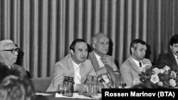 Владимир Живков (вторият отляво) по време на пресконференция по повод Четвъртата детска асамблея "Знаме на мира". 28 юни 1988 г.