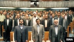 از راست: مرتضی بختیاری، وزیر دادگستری، محمود احمدی نژاد و سعید مرتضوی، رییس ستاد مبارزه با قاچاق کالا و ارز