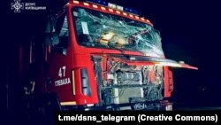 За даними ДСНС, пошкоджені два пожежно-рятувальних автомобілі
