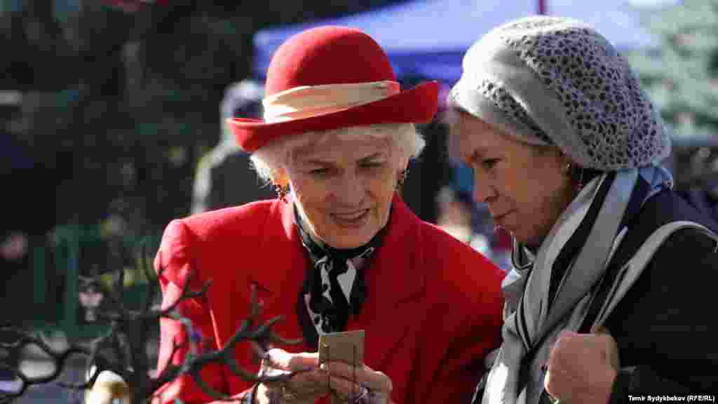 Фестивалды мэриянын жардамы менен &quot;Кол өнөрчүлүктү колдоонун Борбор Азия ассоциациясынын&quot; Кыргызстандагы ресурстук борбору жана Кыргызстандын Кол өнөрчүлөр кеңеши уюштурду.