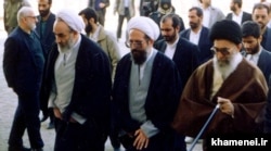 محمد محمدی گلپایگانی (چپ) در همراهی محمد محمدی ری‌شهری و آیت‌الله خامنه‌ای در بازدید او از شهرری در سال ۷۳