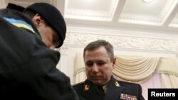 Василь Стоєцький (праворуч) під час затриання, Київ, березень 2015 року