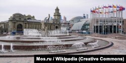 Європейський куточок сучасної Москви: площа Європи, Київський вокзал та прапори всіх європейських країн. На задньому плані – торговий центр «Європейський»