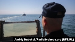 Ракетний катер ВМС ЗСУ «Прилуки» під час чергового маневру