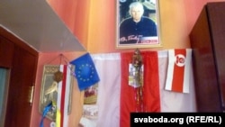 Партрэт Васіля Быкава і бел-чырвона-белы сьцяг у хаце Анатоля Сахарушы