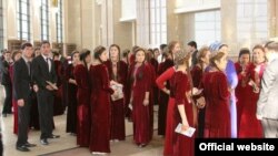 Мәдәни чараларга гади халык йөри алмый, аларга тикшерелгән, шик-шөбһә тудырмаган студентларны китерәләр