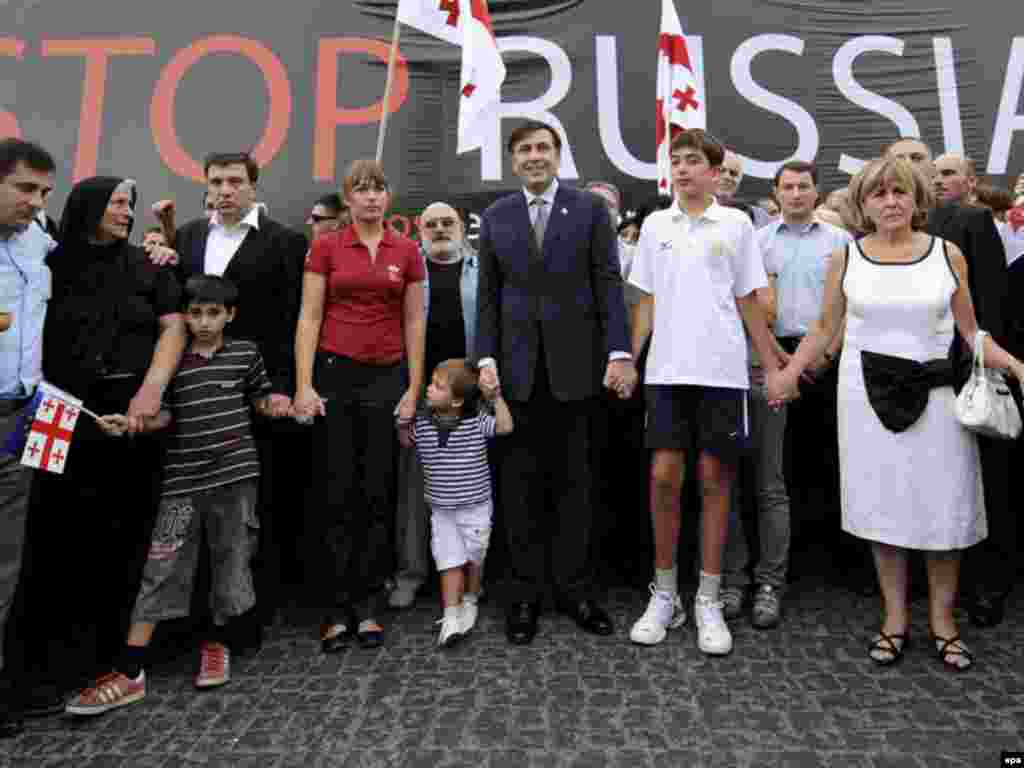 Президент Грузии со своей матерью Гиули Аласания, сыновьями Эдуардом (13 лет) и Николозом ( 2 года) и супругой Сандрой Рулофс на акции протеста в Тбилиси, 2008. 