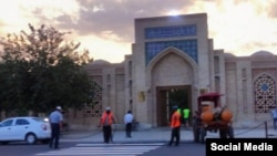 17 август куни ижтимоий тармоқдаги бухороликлар фаол бўлган каналларда шаҳарнинг қадимий Ҳазрати имом қабристони ва унга элтувчи йўлларнинг тозаланиб¸ таъмир қилинаëтгани акс этган суратлар тарқади.