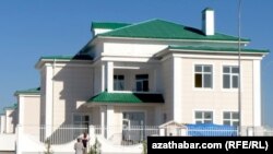 Illýustrasiýa suraty. Täze gurlan kottež jaýlary.